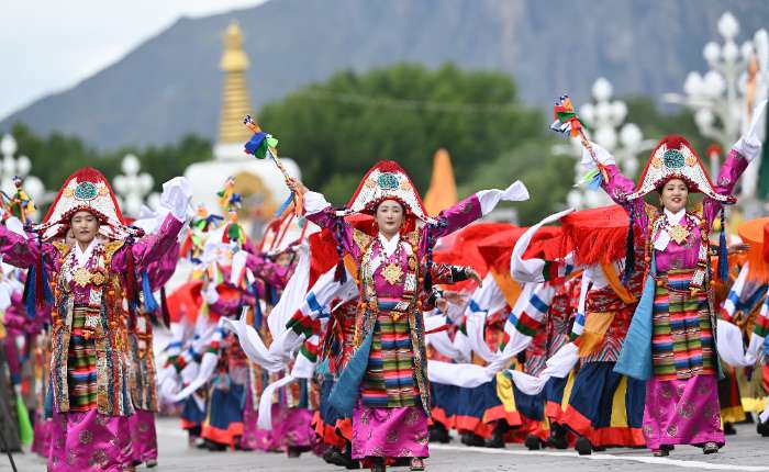 8月21日，西藏自治区成立60周年庆祝大会中的游行表演。贡嘎来松 摄