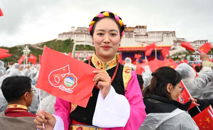 8月21日，青年律师次仁卓玛在布达拉宫广场参加庆祝活动。中新社记者 赵朗 摄