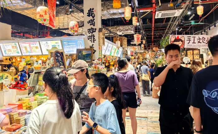 8月23日晚，位于福州烟台山历史风貌区的华记杂货铺内，从冰箱贴、小挂件，到时尚复古的衣帽、饰品，货品琳琅满目，众多顾客正在挑选商品。 中新社记者 闫旭 摄