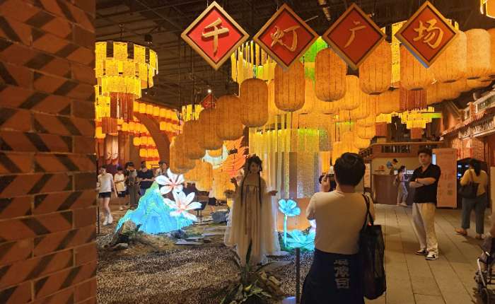 8月22日，“屿见闽南·时光幻境”主题景区吸引众多游客参观体验。 吴冠标 摄