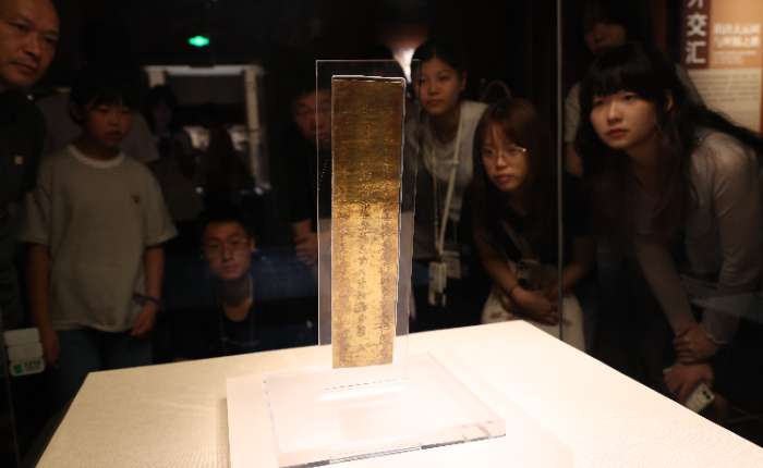 8月26日，河南郑州，暑期临近尾声，依然有许多游客来到河南博物院打卡，一睹“镇馆之宝”。图为河南博物院“镇馆之宝”武则天金简。中新社发王中举摄