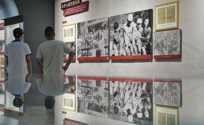 8月27日，在湖南长沙展出的《烽火长沙丰碑永峙——纪念中国人民抗日战争暨世界反法西斯战争胜利80周年专题展》吸引市民参观，展览展出300余份原始、有代表性的档案，其中多数档案为首次集中向社会公布。中新社记者杨华峰摄