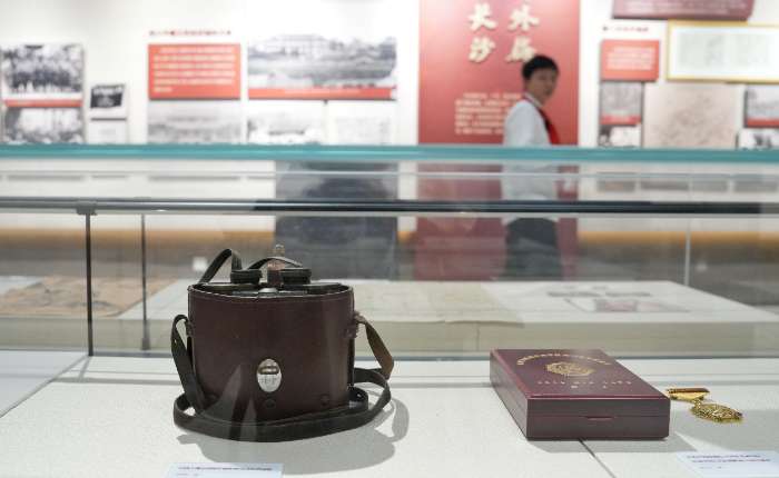 8月27日，在湖南长沙展出的《烽火长沙丰碑永峙——纪念中国人民抗日战争暨世界反法西斯战争胜利80周年专题展》吸引市民参观，展览展出300余份原始、有代表性的档案，其中多数档案为首次集中向社会公布。图为百团大战总指挥彭德怀使用过的望远镜与纪念中国人民抗战胜利70周年勋章。中新社记者杨华峰摄