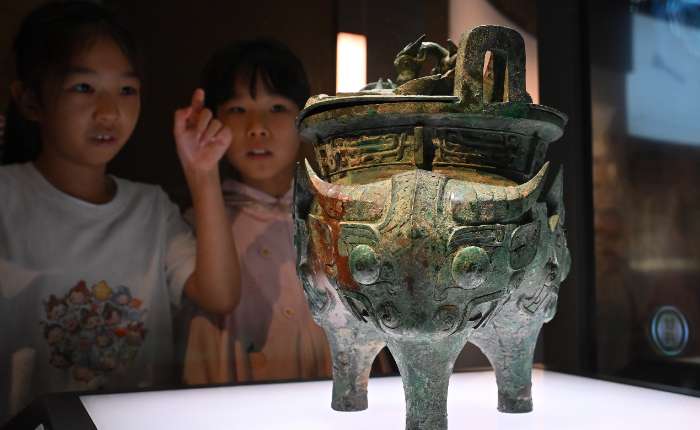 8月28日，“太保墉燕——房山琉璃河遗址专题展”在首都博物馆开幕。图为牛头纹带盖伯矩鬲吸引小朋友。中新社记者 赵文宇 摄