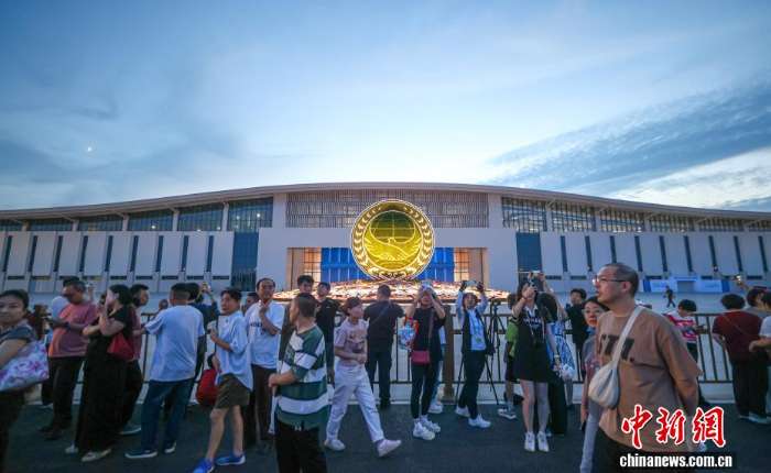 8月28日晚，天津梅江会展中心，“2025年上海合作组织峰会”会场外的主题花坛，吸引了不少市民前来打卡拍照，沉浸式感受上合峰会的浓厚氛围。