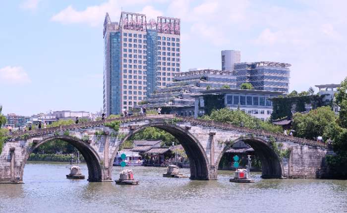 2025年8月，杭州拱宸桥一景。 林波 摄