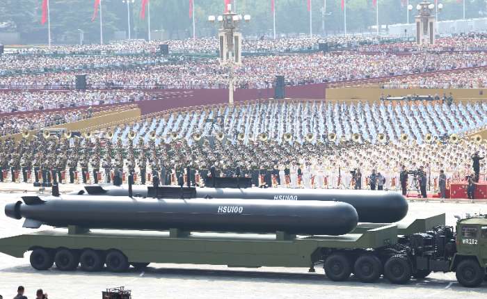 9月3日，纪念中国人民抗日战争暨世界反法西斯战争胜利80周年大会在北京隆重举行。图为海上无人作战方队新型无人潜航器接受检阅。中新社记者盛佳鹏摄