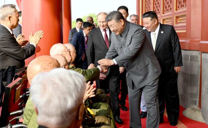 9月3日上午，习近平等登上天安门城楼。习近平同抗战老战士老同志代表亲切握手，向他们表示崇高敬意。
