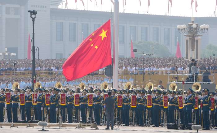 9月3日，纪念中国人民抗日战争暨世界反法西斯战争胜利80周年大会在北京隆重举行。图为天安门广场举行隆重的升国旗仪式。中新社记者张炜摄