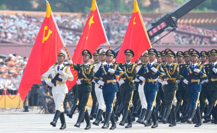 9月3日，纪念中国人民抗日战争暨世界反法西斯战争胜利80周年大会在北京隆重举行。图为中国人民解放军仪仗方队接受检阅。中新社记者赵文宇摄