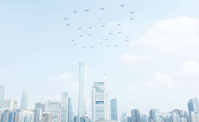 9月3日，纪念中国人民抗日战争暨世界反法西斯战争胜利80周年大会在北京隆重举行。空中护旗梯队飞过北京CBD上空。中新社记者韩海丹摄