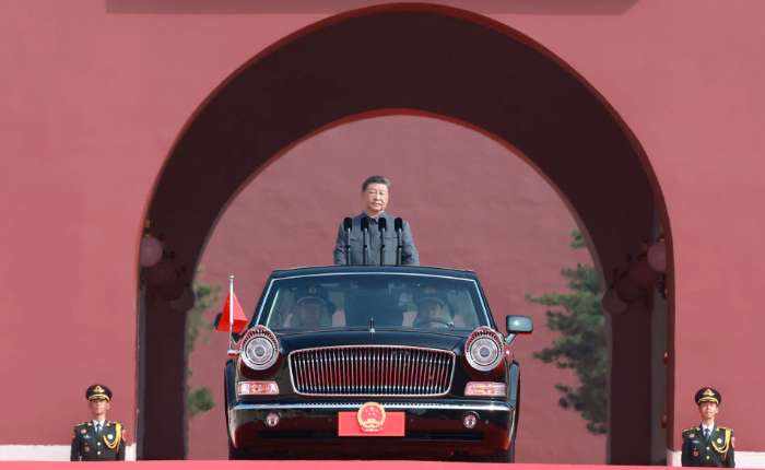 9月3日上午，阅兵仪式开始。习近平乘红旗检阅车，经过金水桥，驶上长安街