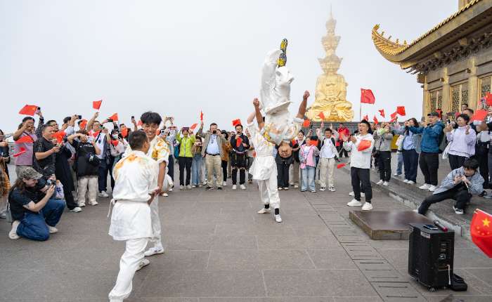 9月3日，在四川峨眉山金顶景区，武术表演吸引游客围观。赵明 摄
