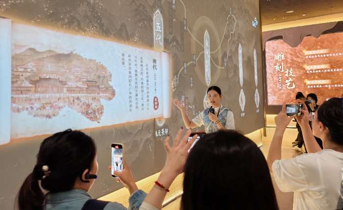 9月6日，安岳石窟数字展示中心游人如织。 中新社记者 安英昭 摄