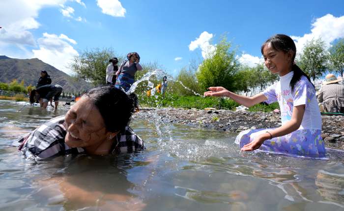 9月13日，民众在拉萨河边戏水。李林 摄