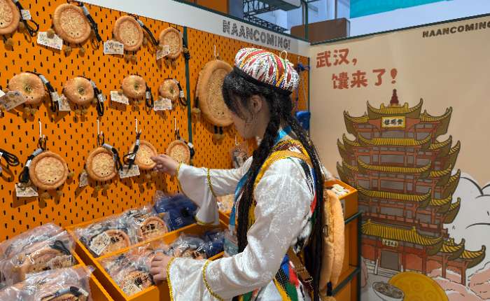 9月12日，2025中国文化旅游产业博览会新疆展区展出馕饼造型的文创产品。中新社记者 武一力 摄