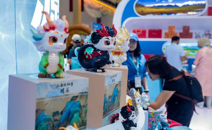 9月12日，2025中国文化旅游产业博览会的文创产品吸引观众驻足。张畅 摄