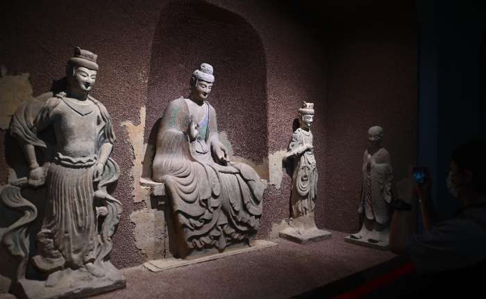 9月10日，“东方微笑 跨越千年——佛教造像艺术展”在兰州启幕，图为展出的麦积山石窟第44窟(复制窟)，主尊佛像被誉为“东方美人”。中新社记者  李亚龙  摄