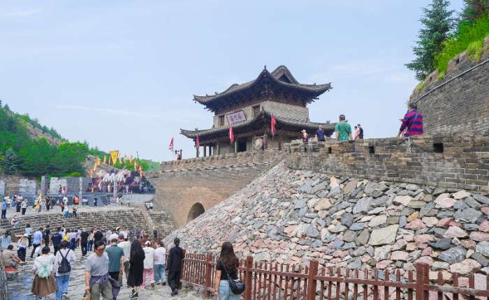 7月11日，雁门关景区游客络绎不绝。郭峰摄  