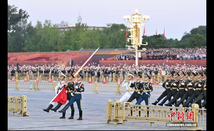 10月1日清晨，隆重的升国旗仪式在北京天安门广场举行，庆祝中华人民共和国成立76周年。