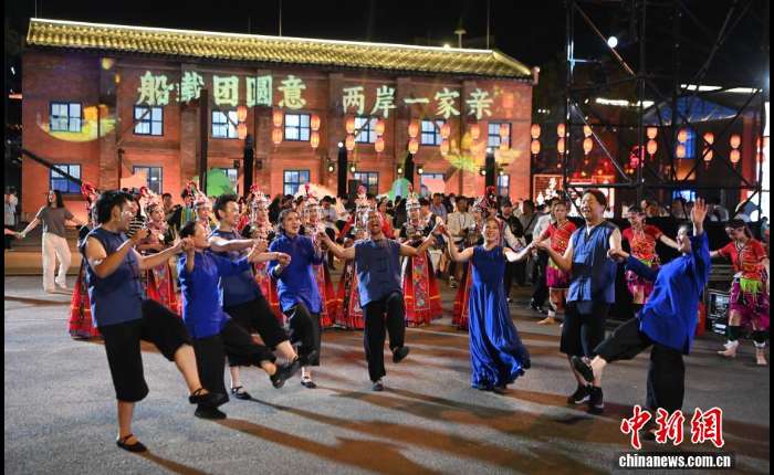 图为两岸同胞载歌载舞欢庆节日。