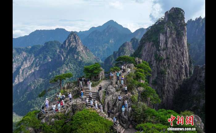 10月3日，游客在世界文化与自然双遗产地安徽省黄山风景区赏秋景。当天的风景区风光旖旎，吸引众多游客前来畅享快乐假期。（无人机照片）