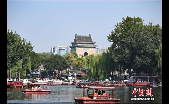 10月2日，游客泛舟什刹海。当日是国庆假期第二天，北京多个景区游人如织。