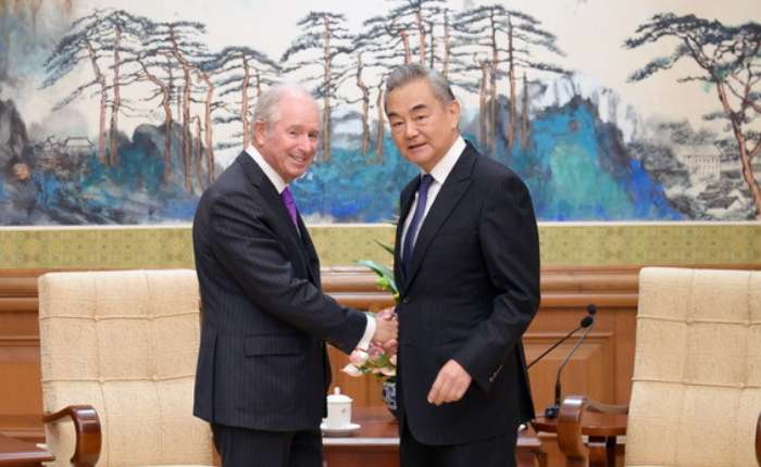 同日，中共中央政治局委员、中央外办主任王毅在北京会见美国黑石集团董事长兼首席执行官苏世民。