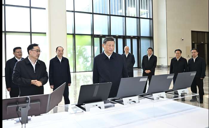 这是8日上午，习近平在广州察看广东科技创新和产业创新融合发展成果展示。