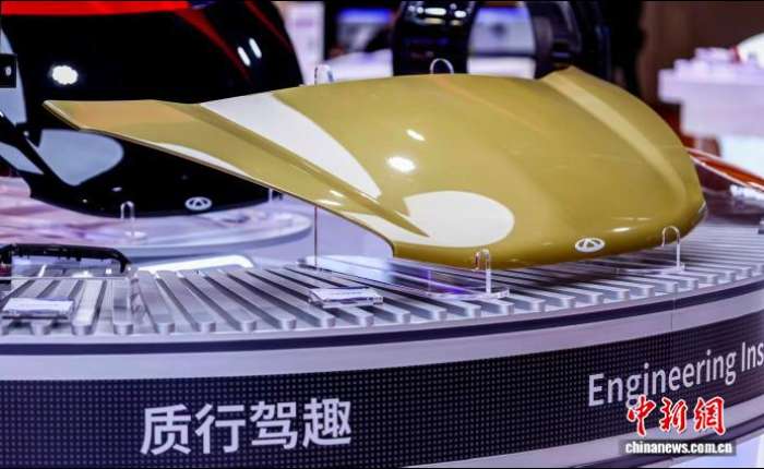 奇瑞某款车型的前舱盖板。受访者供图