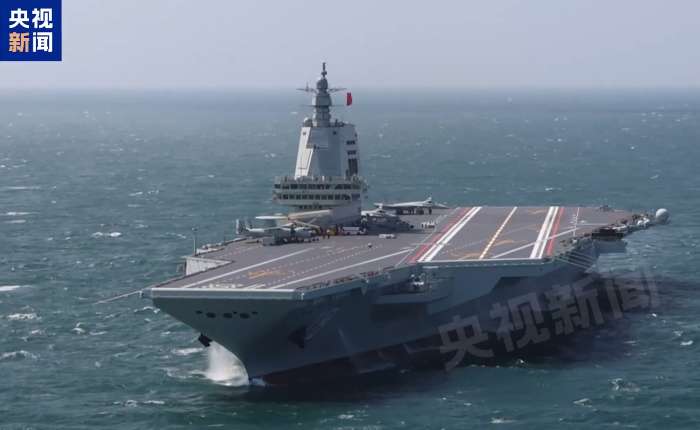 福建舰开展入列后首次海上实兵训练。（央视新闻）