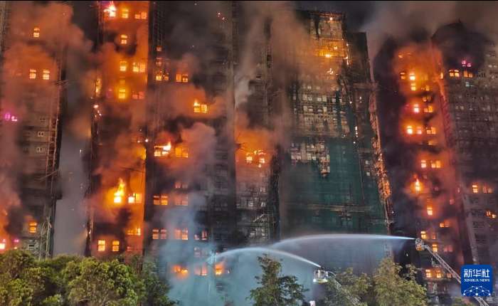 11月26日拍摄的火灾救援现场。新华社