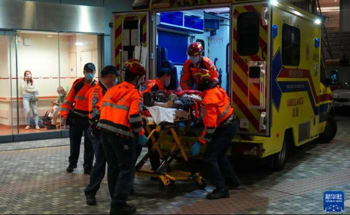 11月26日，一名火灾伤员被送至香港威尔斯亲王医院。新华社