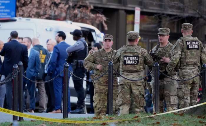 枪击案发生后，白宫附近可见国民警卫队成员驻守。(美联社)