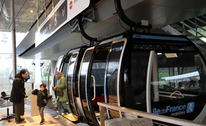 图为民众当天在线路终点站维拉诺瓦站下车。中新社