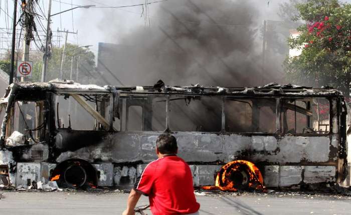 这是2月22日在墨西哥哈利斯科州首府瓜达拉哈拉拍摄的被焚烧的巴士。新华社发