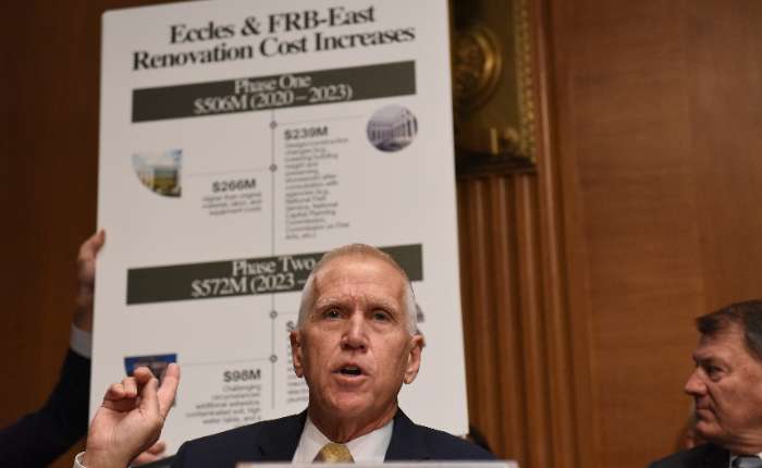 2026年4月21日，共和党参议员汤姆•蒂利斯（Thom Tillis）在美联储候任主席凯文•沃什的提名听证会上发言。中新社记者 陈孟统 摄