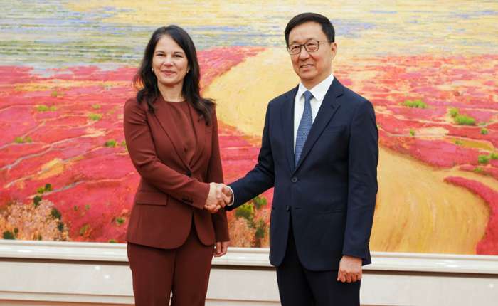 4月29日，国家副主席韩正在北京会见第80届联合国大会主席贝尔伯克。新华社记者 丁林 摄