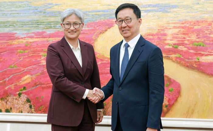 4月29日，国家副主席韩正在北京会见澳大利亚外长黄英贤。新华社记者 丁林 摄