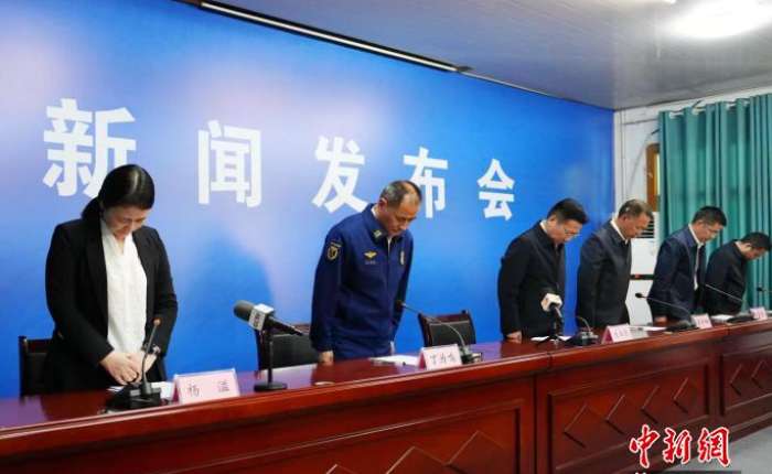 5月5日下午，湖南浏阳，参会人员向浏阳烟花厂爆炸事故遇难者默哀。中新社记者 杨华峰 摄