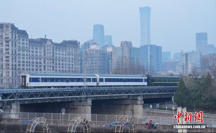 2026年3月12日，加挂两节供国际旅客使用车厢的K27次列车驶离北京。自当日起，中国北京、丹东至朝鲜平壤间双向开行国际旅客列车。中新社记者 张祥毅 摄