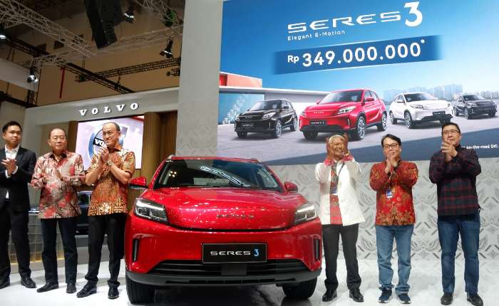 PT Sokonindo Automobile首席执行官Alexander Barus（右三）与管理层一同在2025年Gaikindo印尼国际车展（GIIAS）上宣布SERES 3的售价。此次车展于7月24日至8月3日在丹格朗ICE BSD举行。除了SERES 3，Sokonindo还展出了SERES E1 Black Edition、DFSK Gelora E盲窗货车和Gelora E迷你巴士，以及DFSK Super Cab。 （商报/MUHAMMAD MAAN）