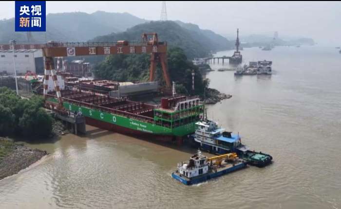 中国首制万吨级纯电动智能海船 成功下水