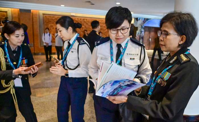 各国女警聚在一起互相切磋琢磨。
