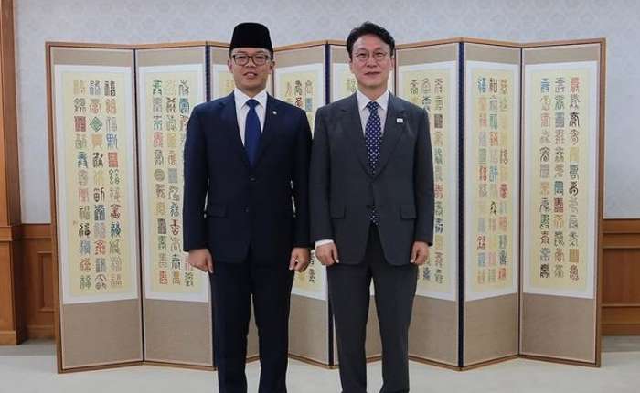 印尼外长苏吉奥诺会见了韩国总理金民锡。