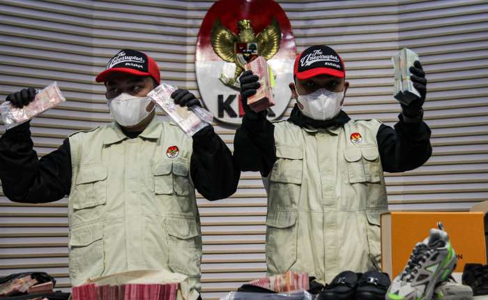 2026年4月11日晚间，印尼肃贪委员会官员在雅加达红白大楼举行的新闻发布会上，展示了在图隆阿贡县现场抓捕行动中确定和拘留嫌疑人的证据。