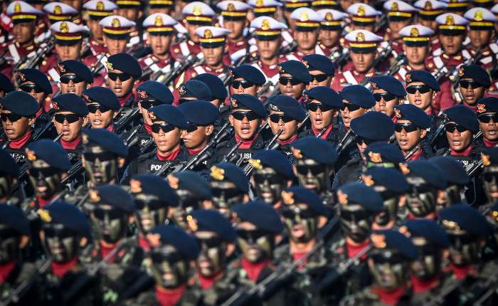 周三(7月1日)，印尼国警成员在西爪哇省茂物市Cikeas国警机动旅训练中心参加巴扬卡拉80周年纪念仪式。