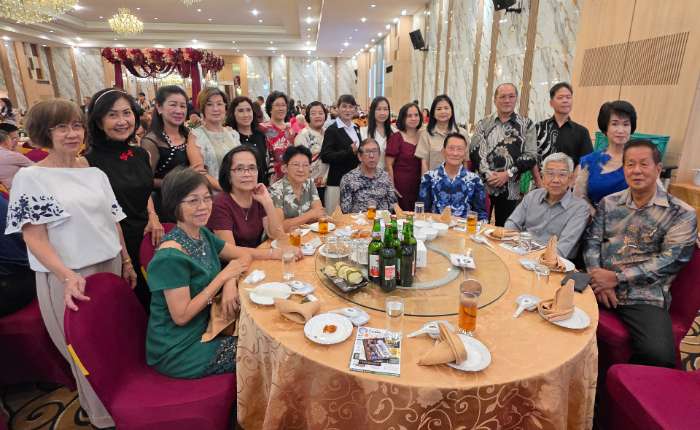 左起:洪长荣、蔡加发、林进辉老师、洪祖彬、张梓清合影