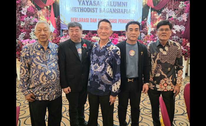 魏耀达总主席和洪祖彬辅导主席与诸位老师合影