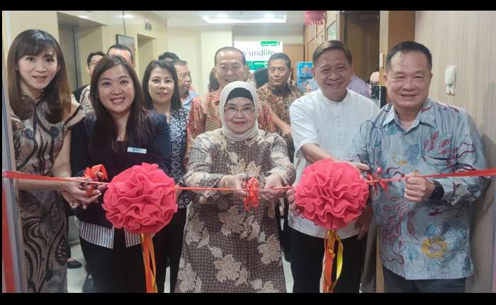 左起：Erlina Peng、Simply Wellness业主陈美玲、我国前卫生部长Dr.dr.Siti Fadilah Supari、Sutiman Bambang Sumitro、Kan Eddy为RAHO Club主持剪彩仪式。